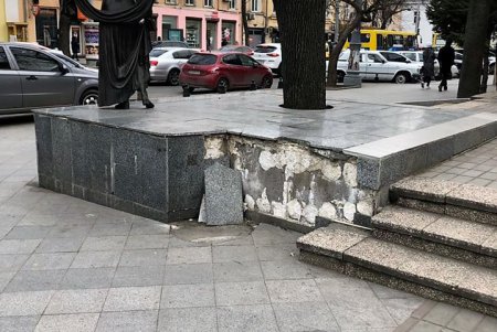 Коммунальщики восстановили плиточное покрытие у памятника Вере Холодной (фото)