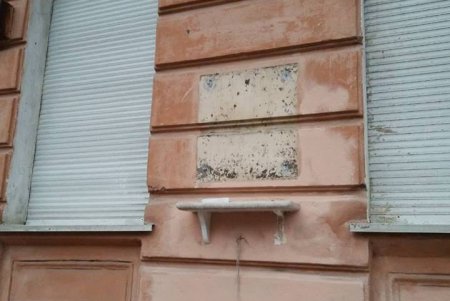 С фасада дома, где жил писатель Иван Бунин, украли мемориальную табличку (фото)
