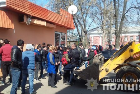 Чтобы не допустить сноса нахалстроя возле «Вымпела», нарушители прикрываются детьми (фото)