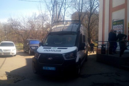 Чтобы не допустить сноса нахалстроя возле «Вымпела», нарушители прикрываются детьми (фото)