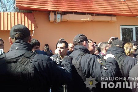 Чтобы не допустить сноса нахалстроя возле «Вымпела», нарушители прикрываются детьми (фото)
