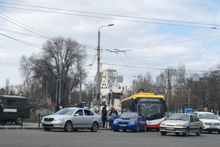 На 5-й станции Большого Фонтана троллейбус въехал в легковушку (фото)
