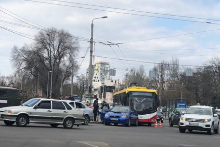 На 5-й станции Большого Фонтана троллейбус въехал в легковушку (фото)