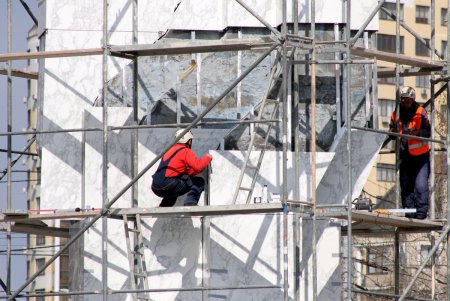 Завершается реконструкция стелы «Крылья Победы» (фоторепортаж)