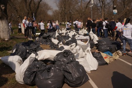 Более тысячи одесситов вышли на субботник (фото)