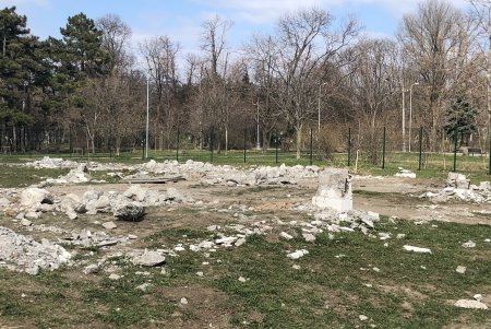 В парке Победы снесли "Стоунхендж" (фото)