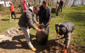 Более тысячи одесситов вышли на субботник (фото)