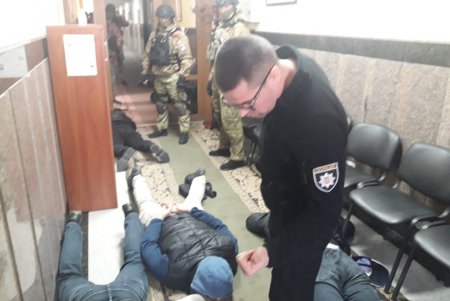 Неизвестные ворвались в здание Одесского облавтодора (фото, видео)
