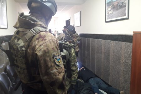 Неизвестные ворвались в здание Одесского облавтодора (фото, видео)