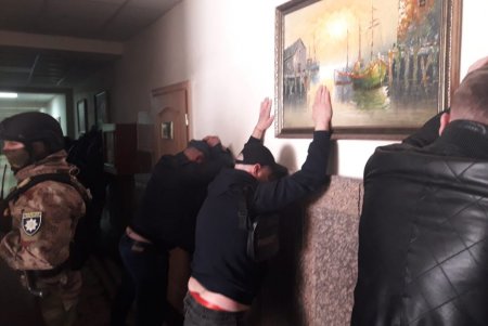 Неизвестные ворвались в здание Одесского облавтодора (фото, видео)