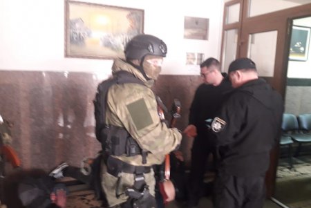 Неизвестные ворвались в здание Одесского облавтодора (фото, видео)