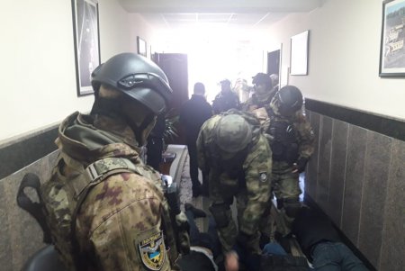 Неизвестные ворвались в здание Одесского облавтодора (фото, видео)