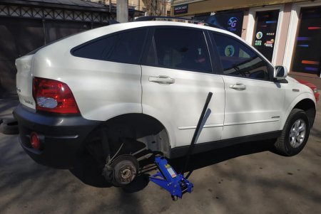 Неизвестные пробили колеса полутора десяткам автомобилей в центре Одессы