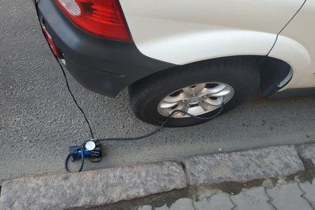 Неизвестные пробили колеса полутора десяткам автомобилей в центре Одессы