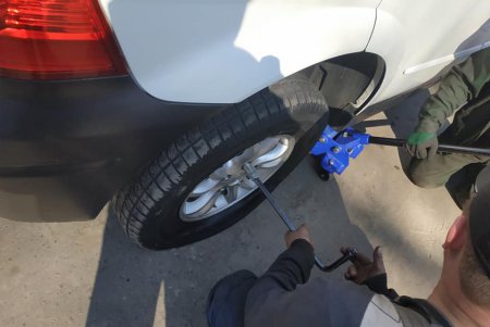 Неизвестные пробили колеса полутора десяткам автомобилей в центре Одессы