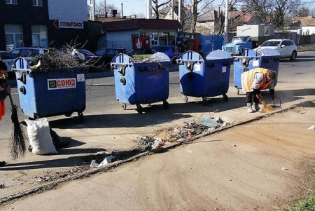 Коммунальщики приводят в порядок территорию частного сектора (фото) 