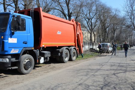 Коммунальщики приводят в порядок территорию частного сектора (фото) 