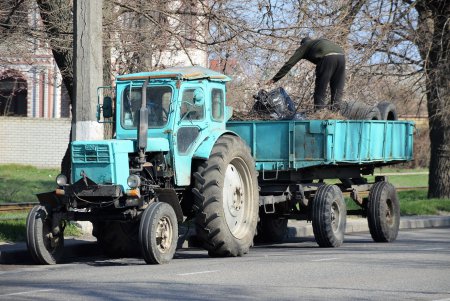 Коммунальщики приводят в порядок территорию частного сектора (фото) 