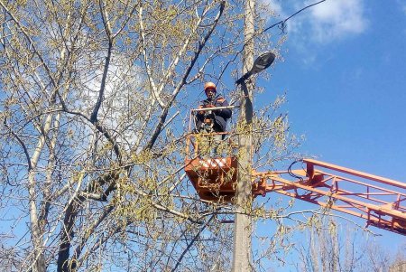 Проводятся работы по ремонту наружного освещения в городе(фото)