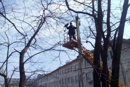 Проводятся работы по ремонту наружного освещения в городе(фото)