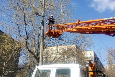 Проводятся работы по ремонту наружного освещения в городе(фото)