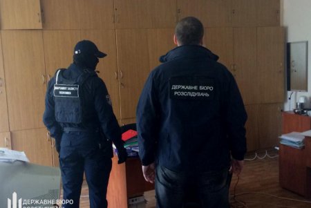 Инспектора фискальной службы задержали при получении взятки (фото)