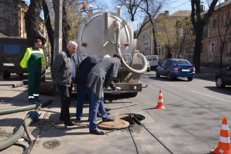 Коммунальщики промывают коллекторы на улице Приморской (фото)