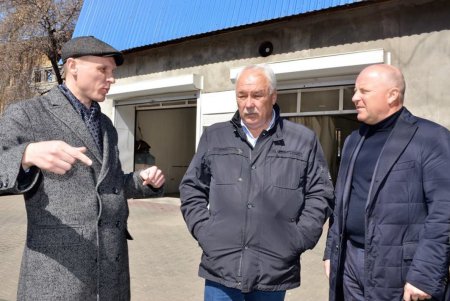 Коммунальщики промывают коллекторы на улице Приморской (фото)