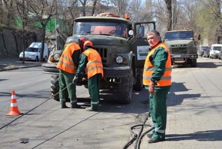 Коммунальщики промывают коллекторы на улице Приморской (фото)