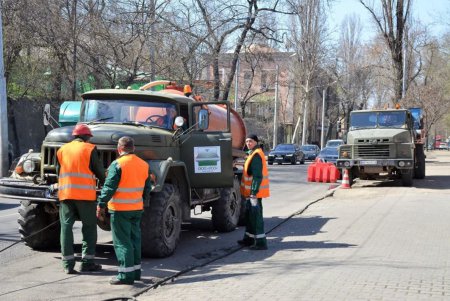 Коммунальщики промывают коллекторы на улице Приморской (фото)