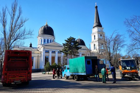 Коммунальщики благоустраивают городские парки (фото)