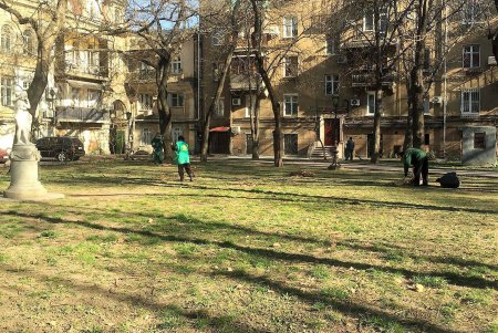 Коммунальщики благоустраивают городские парки (фото)