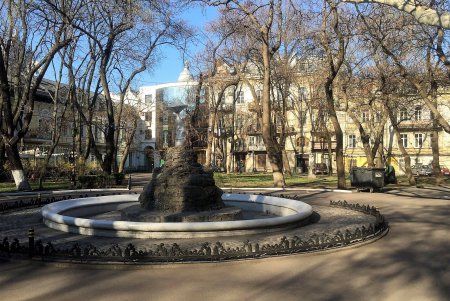 Коммунальщики благоустраивают городские парки (фото)