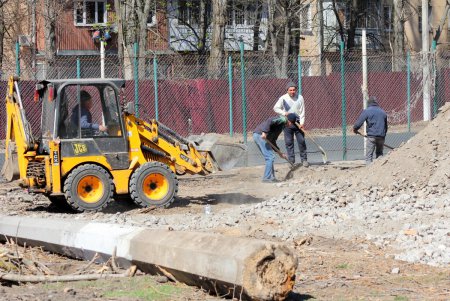 В Малиновском районе капитально ремонтируют школьный стадион (фоторепортаж)