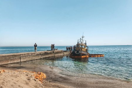 Буксир «Параллель» готовят к транспортировке с пляжа «Дельфин» (фото)