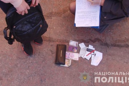 В центре Одессы разоблачили трех женщин, которые украли кошелек у подростка (фото, видео)
