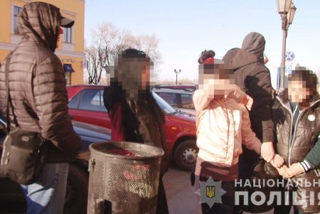 В центре Одессы разоблачили трех женщин, которые украли кошелек у подростка (фото, видео)