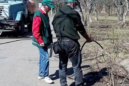 Озеленители выполняют уход за аллеями сирени в одесских парках