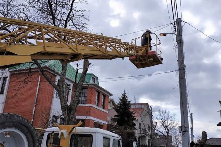 Коммунальщики улучшают качество наружного освещения в Одессе (фото)