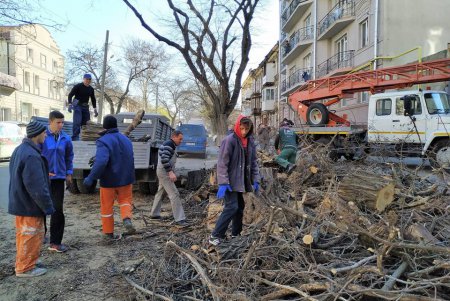 Коммунальщики улучшают качество наружного освещения в Одессе (фото)