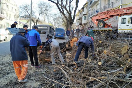 Коммунальщики улучшают качество наружного освещения в Одессе (фото)