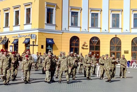 Возле Дюка проходит Международный фестиваль духовых оркестров (фото)