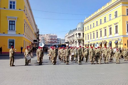 Возле Дюка проходит Международный фестиваль духовых оркестров (фото)