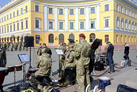 Возле Дюка проходит Международный фестиваль духовых оркестров (фото)