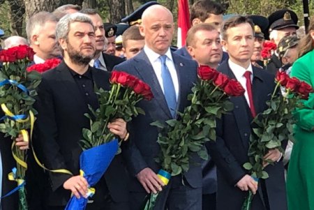 В Одессе возложили цветы к памятнику Неизвестному матросу (фото)