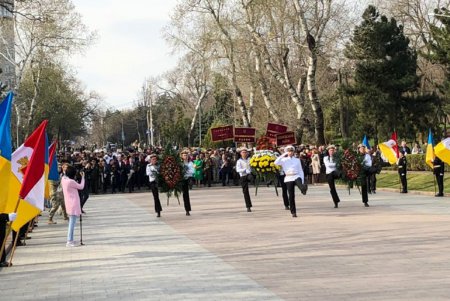В Одессе возложили цветы к памятнику Неизвестному матросу (фото)
