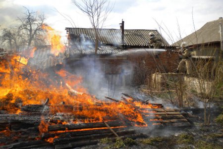 Жителю Одесской области подожгли надстройку во дворе (фото)