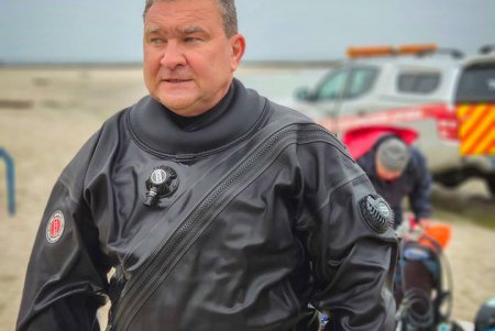 Одесские водолазы очищают морское дно к курортному сезону (фото)