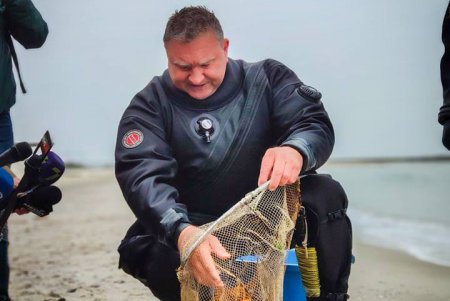 Одесские водолазы очищают морское дно к курортному сезону (фото)