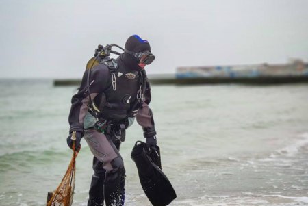 Одесские водолазы очищают морское дно к курортному сезону (фото)